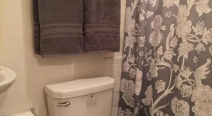 Hollywood Private One-Bedroom Apartment - photo 6