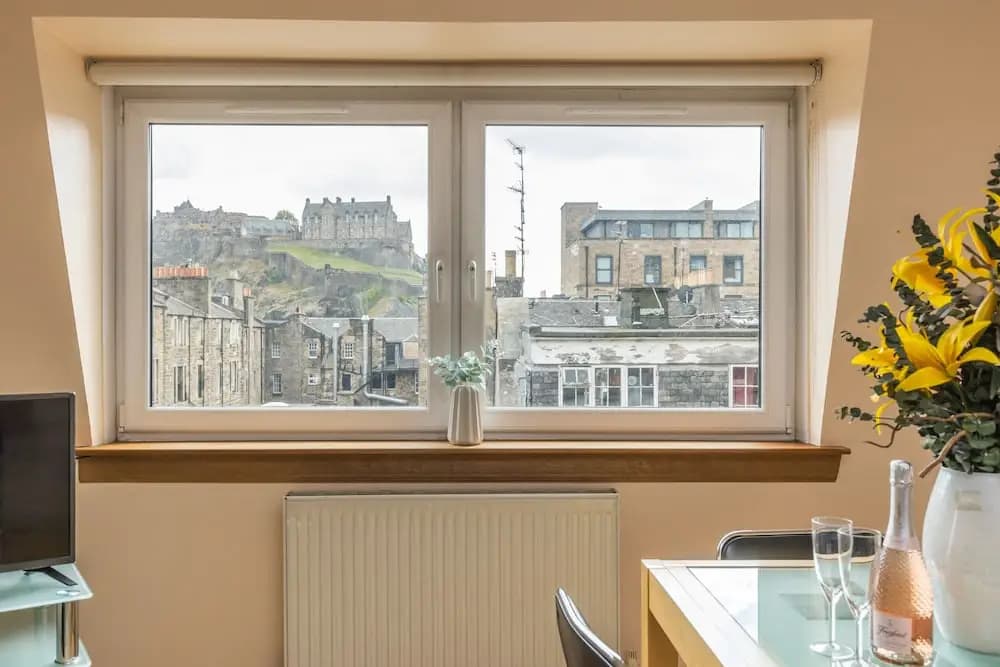 Amazing Castle View Apartment - photo 7