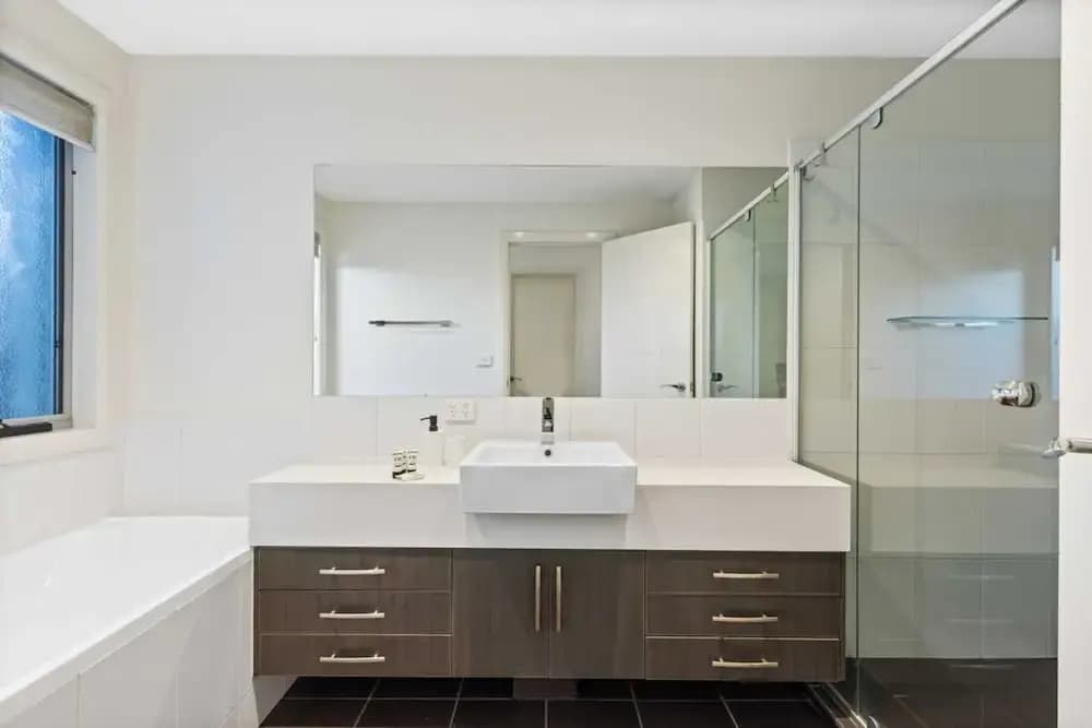 Chic 2-bed Home By Bustling Shops - photo 7