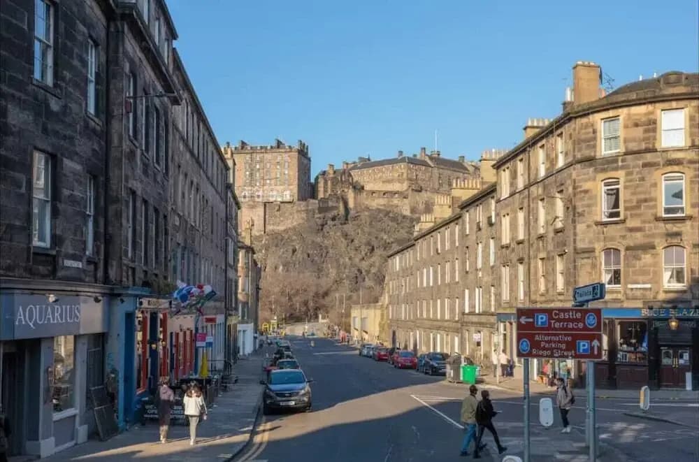 2bed 2bath Apartment Beneath Edinburgh Castle - photo 1