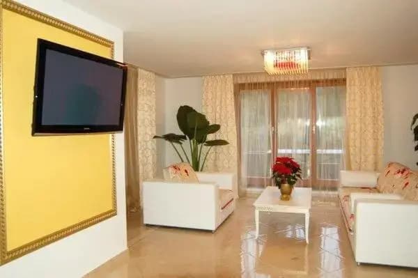 Luxury Apartment In Versace Style - photo 5