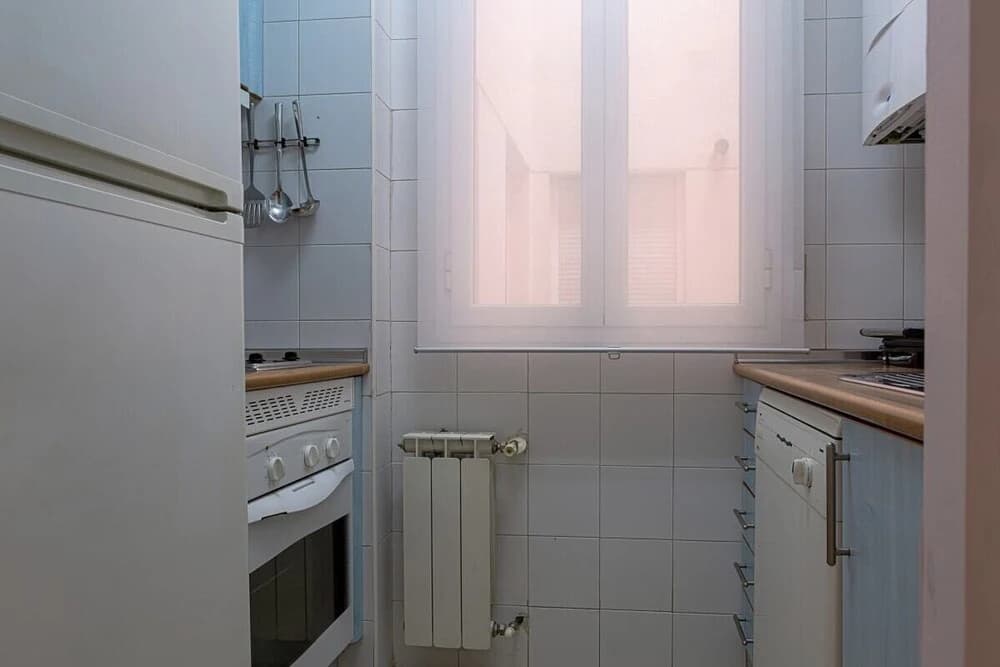 Cute 1 Bed Flat w Balcony, 2 min to Metro - photo 16