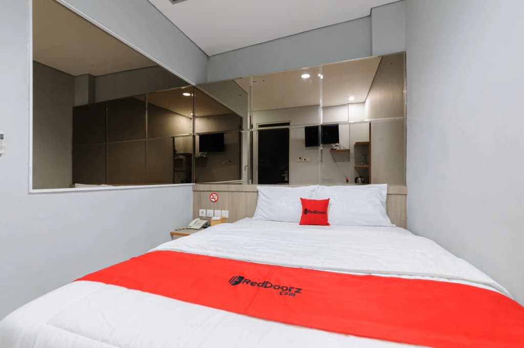 RedDoorz Plus near Grand Indonesia Jakarta - photo 15