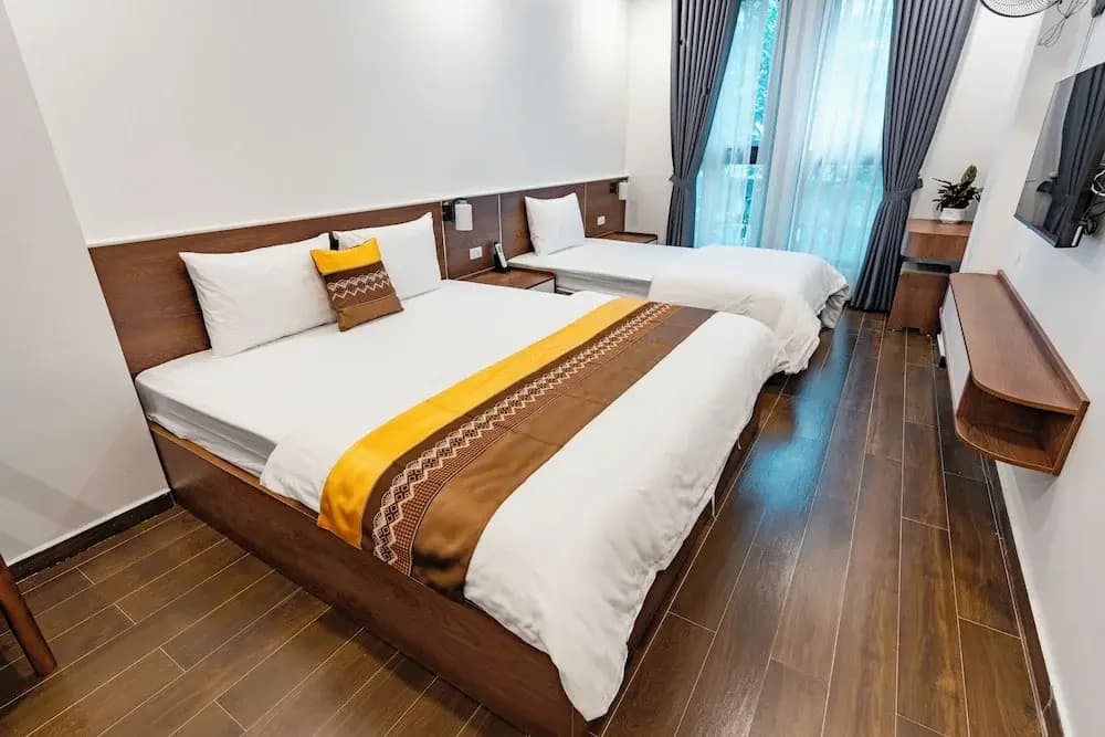 Golden Crown Hotel - photo 2