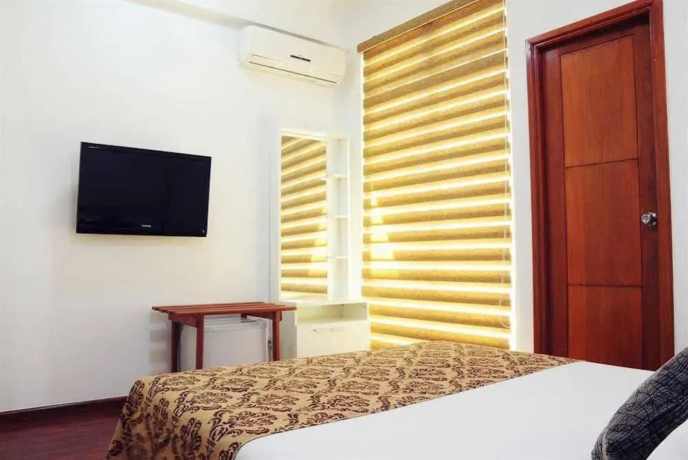 Holidaymakers Inn - photo 4