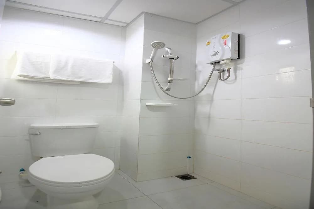 OYO 439 Bed and Bus Hotel - photo 7