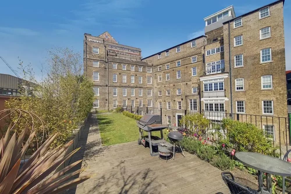 Apt - Sleeps 4 - Pets Ok - Roof Garden - photo 8