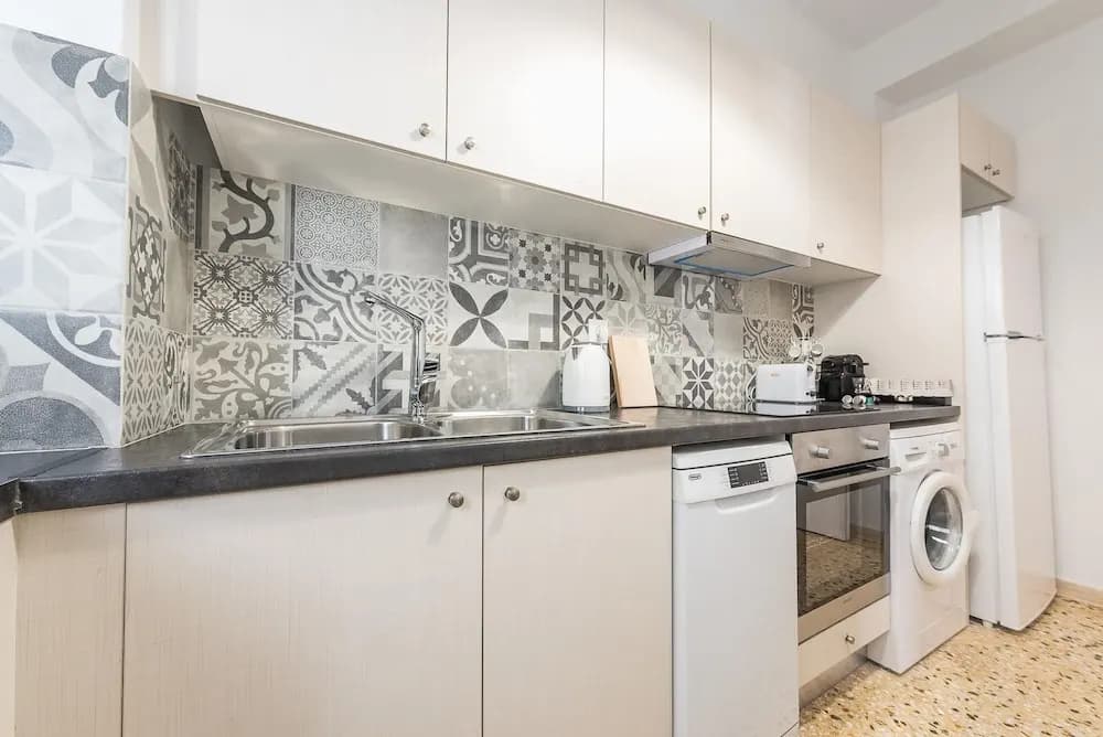 Bright 2 Bdrm apt in the Heart of Athens - photo 12