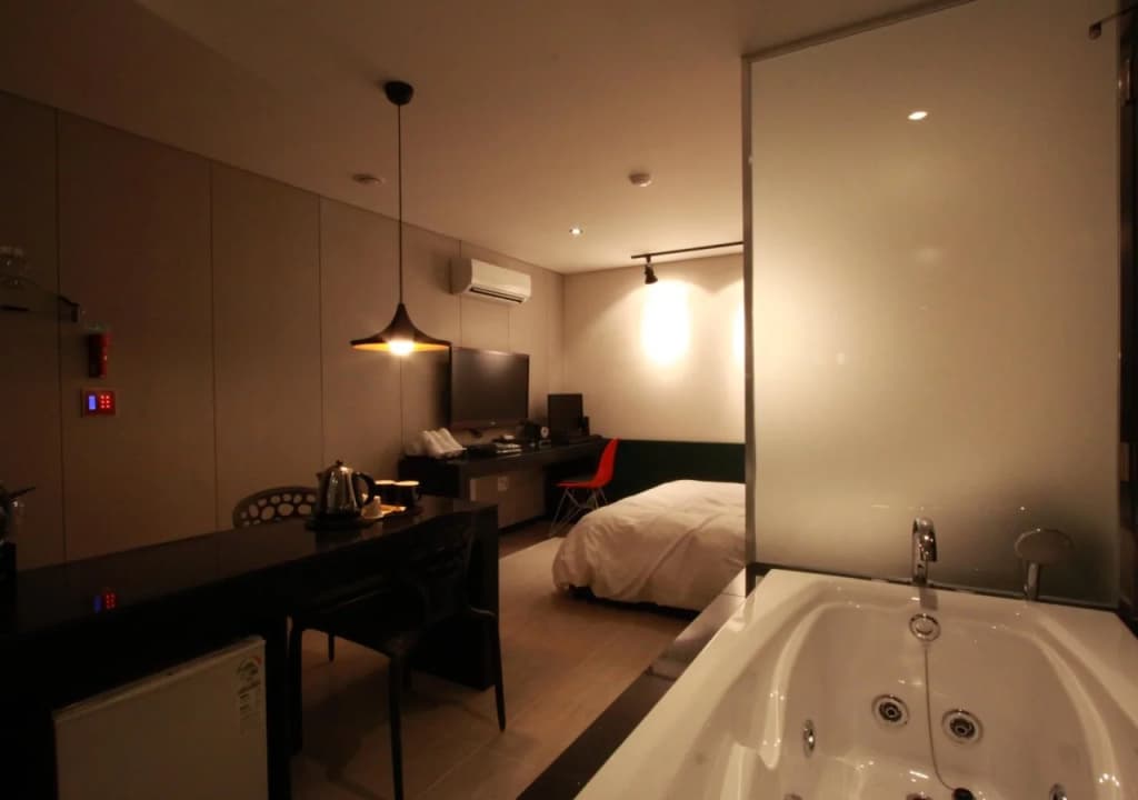 Y Hotel - photo 9