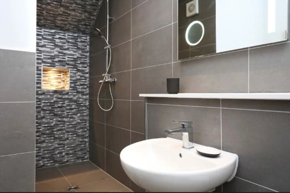Modern, Stylish Apt. in Excellent Central Location - photo 8