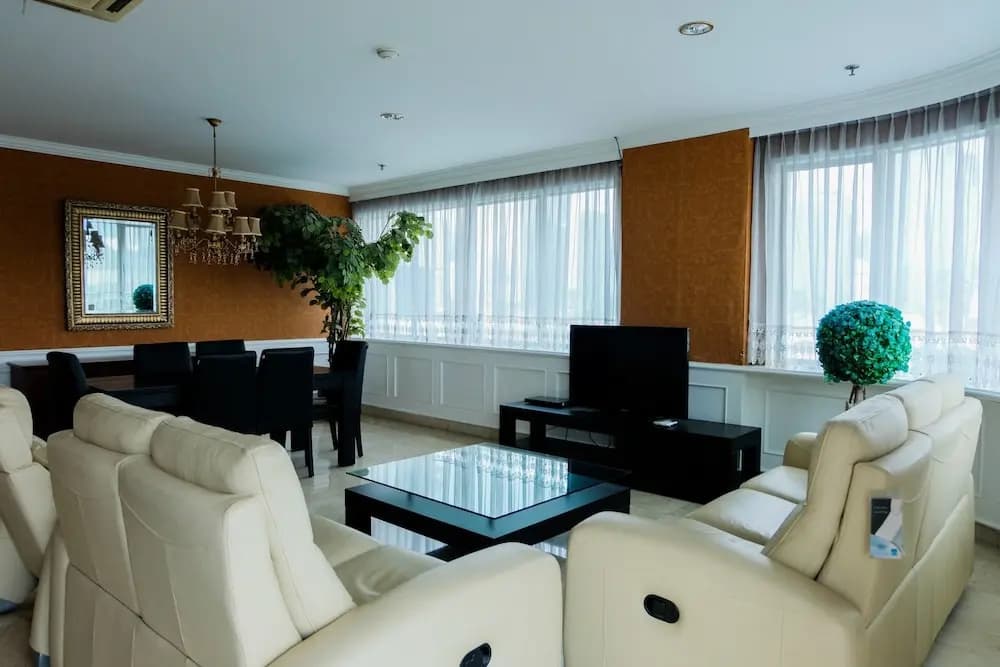 Spacious 2BR Park Royale Apartment - main photo