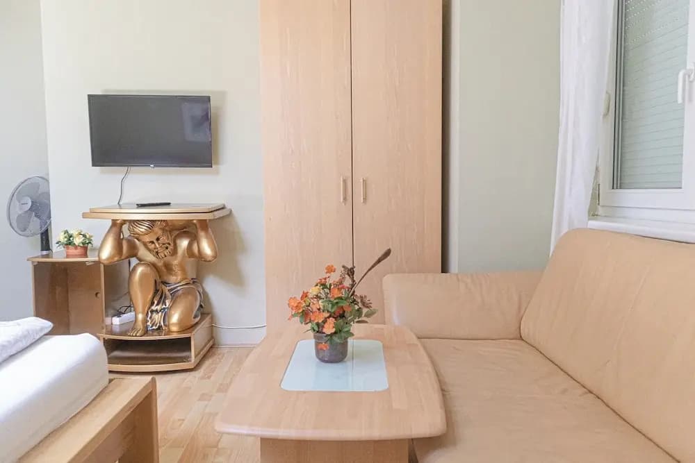 Spacious Garden Villa | 16 Guests - photo 38