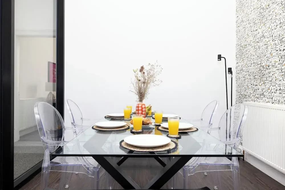Delightful 3-bed Flat with Parking - photo 10