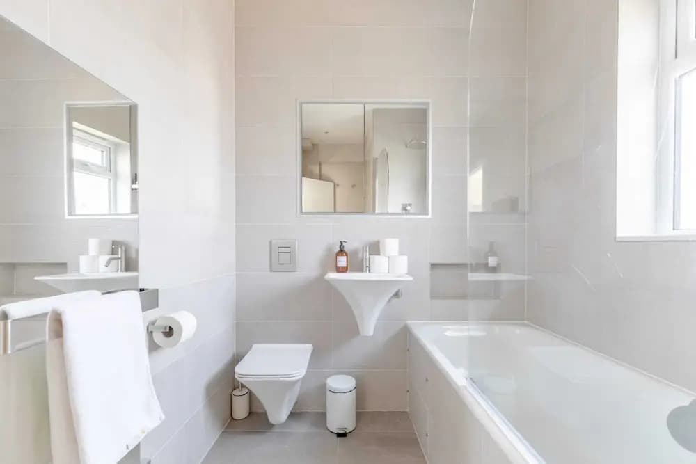 Sleek Scandi-inspired 2BD Flat, Fulham - photo 25