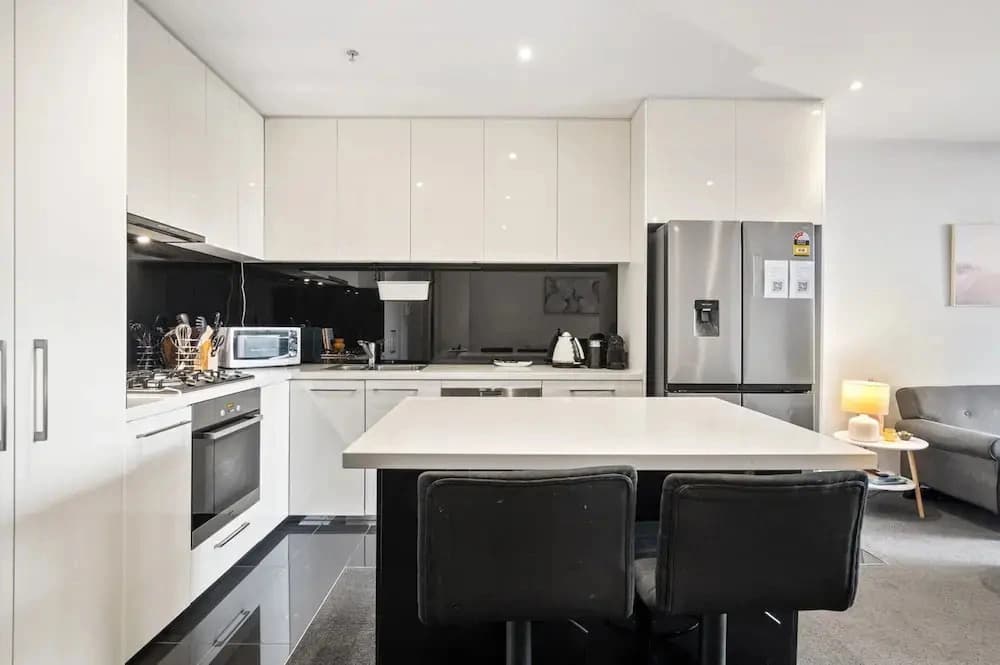 Stylish Southbank 2-bed Flat w/ Balcony - photo 11