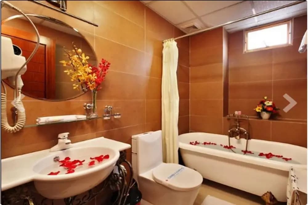 A Em 150 Le Thanh Ton Hotel - photo 8