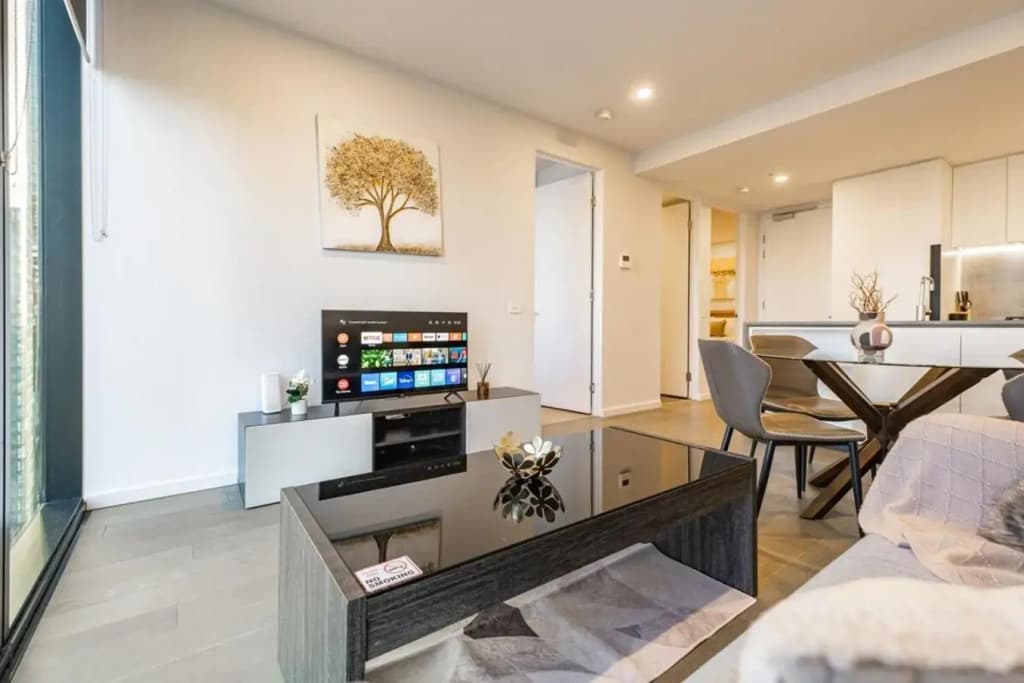 Spectacular High level 2BR apt in Melbourne CBD - photo 2