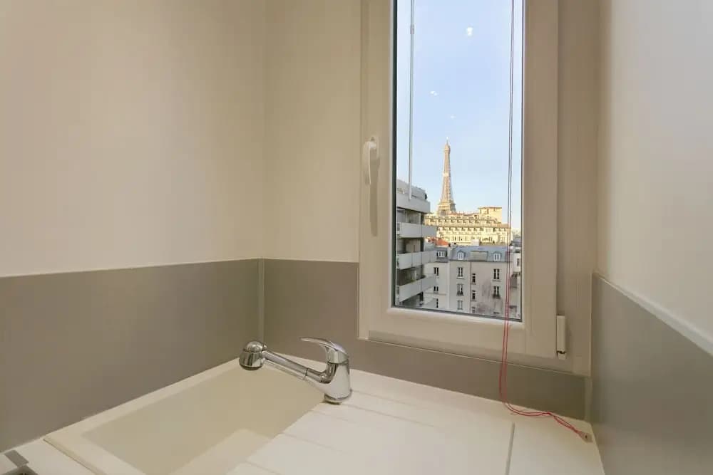 Eiffel Tower View Private Apartment - photo 7