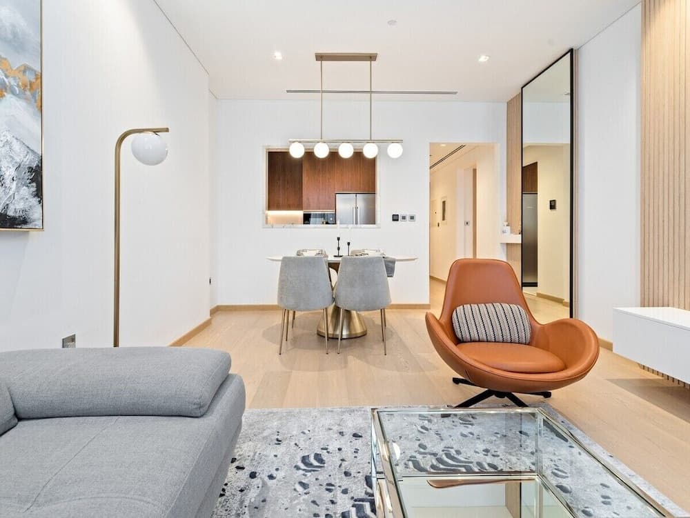 Elegant Apartment Amidst Vibrant Area with Balcony - photo 6