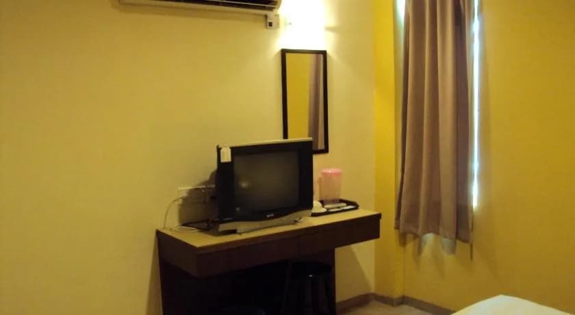 Golden Bay Hotel - photo 4