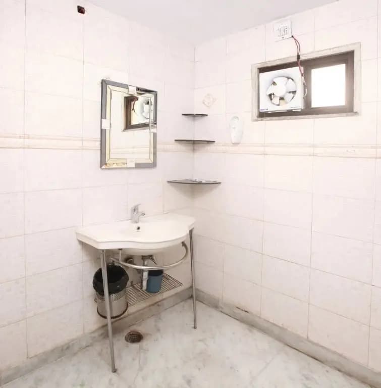 OYO Rooms Karol Bagh 8-41 - photo 2