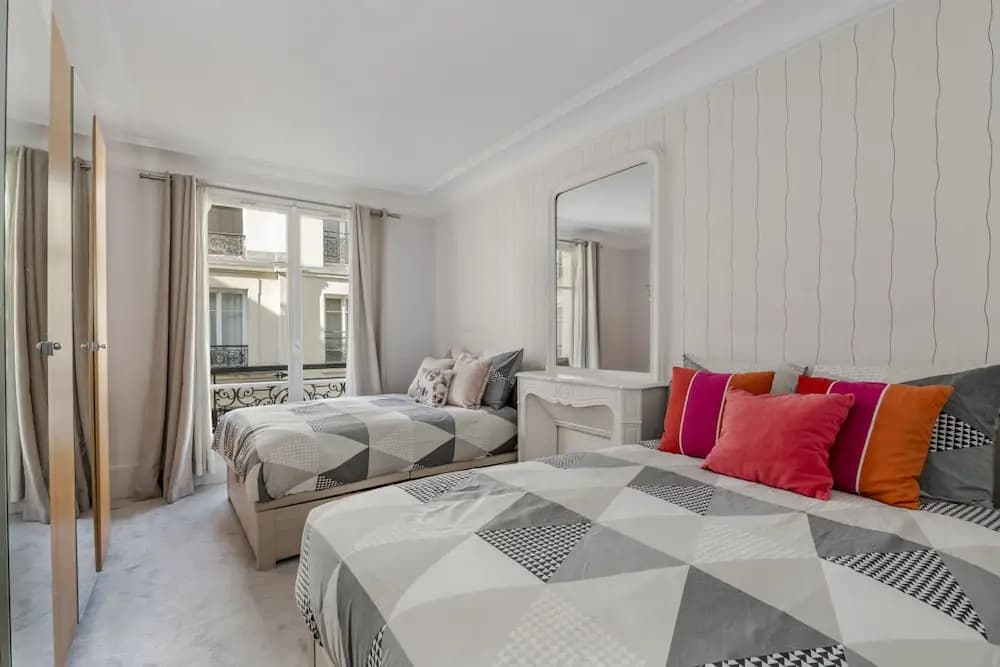 Luxury 4 Bed Residence - Next to Arc de Triomphe - photo 9