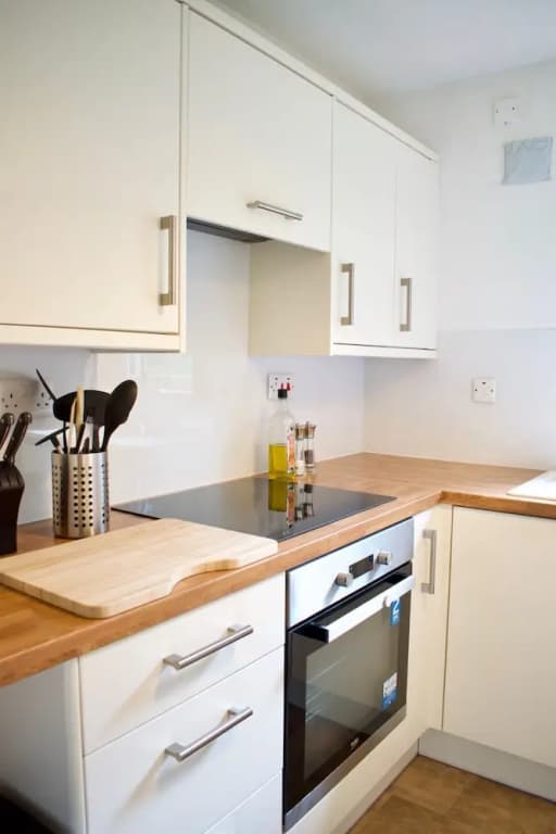 Modern 2 Bedroom Ground Floor Flat with Parking - photo 11