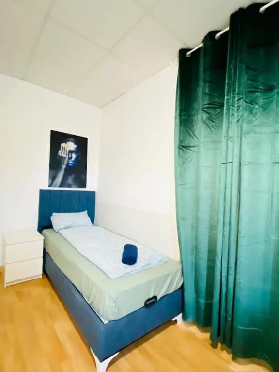 Stylish Shared 3-Bedroom Stay Near City - photo 26
