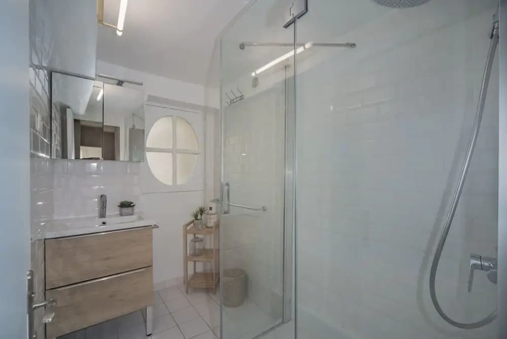 Classy Bourgeois Chic 2 Bedroom Apt in Le Marais - photo 9