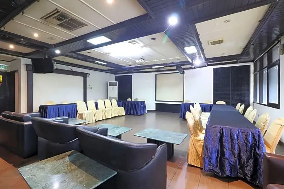 C One Hotel Pulomas - photo 11