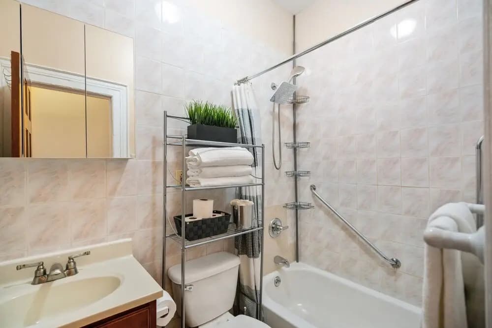 Spacious 3 Bdrm Close To Trains & Shops - photo 42