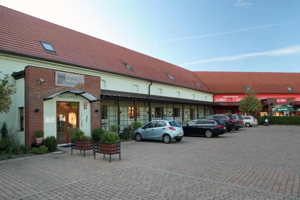Hotel Chvalska Tvrz - photo 10