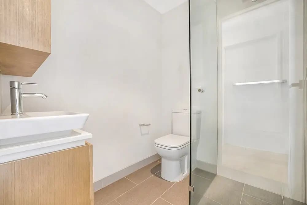 Comfy 2-bed Balcony Unit Near Chapel St - photo 7