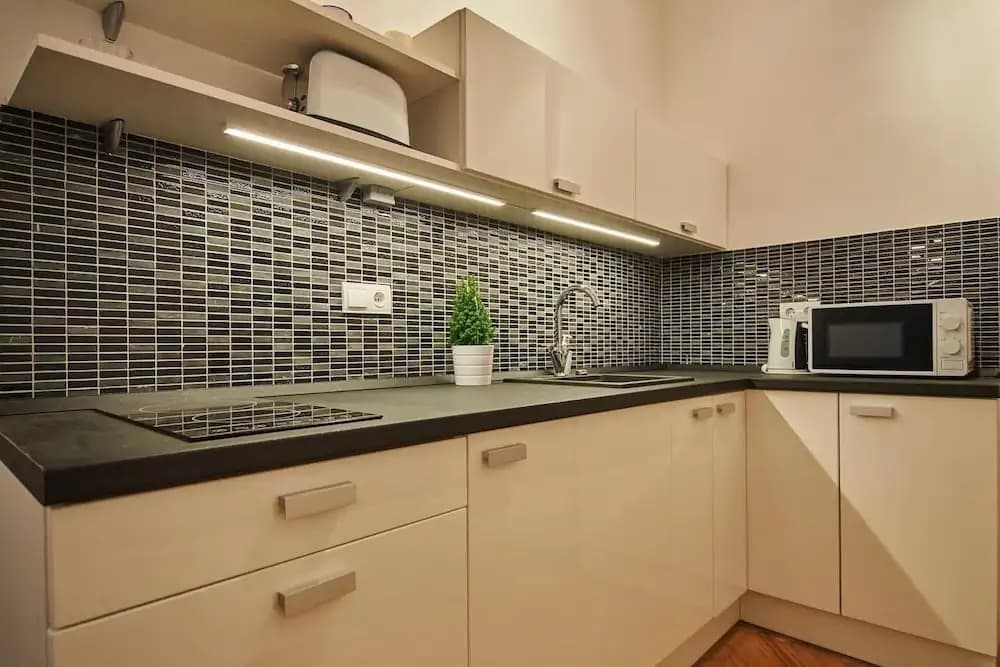 Super Central Studio Apartment - With Balcony - photo 18