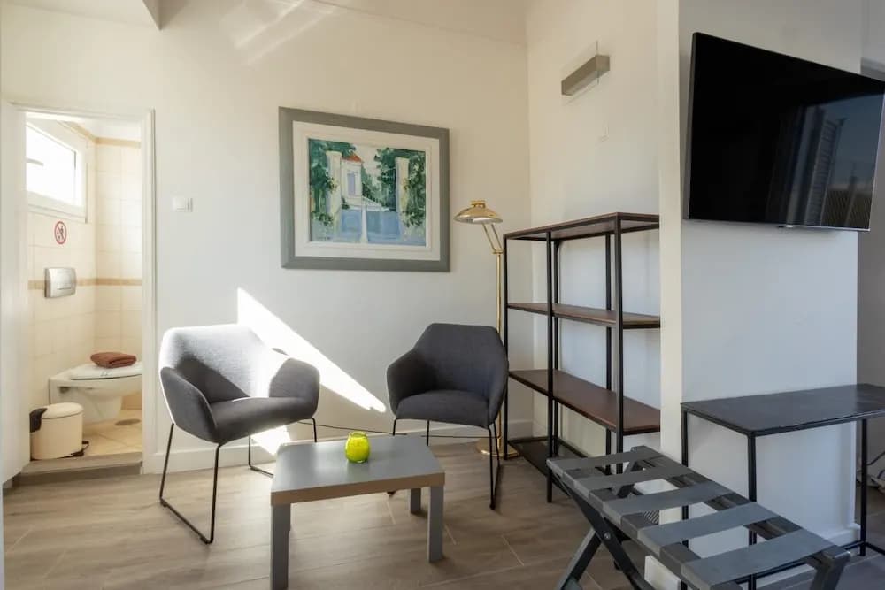Downtown Cocoon With Roof Deck - photo 9