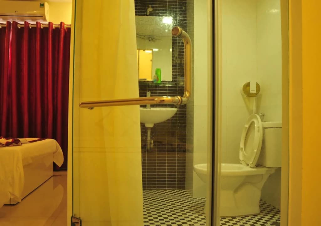 Lee Park Hotel - photo 8