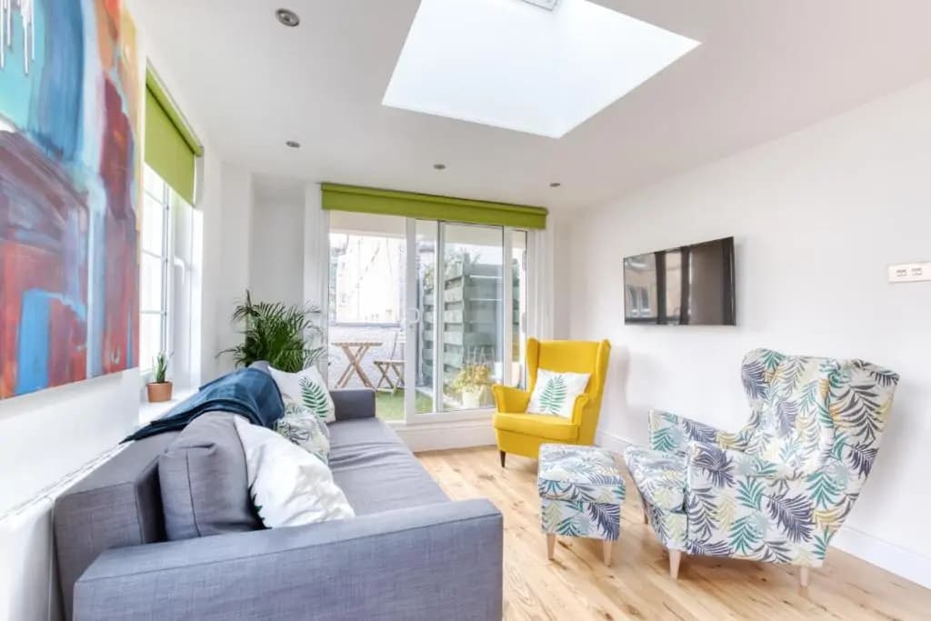 Central Bright 3 Bed Flat with Pool & Parking - photo 2