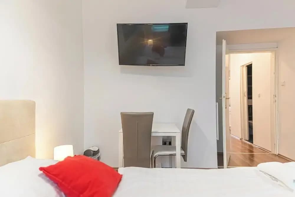 Bright 1BR Apt Perfect for Long Stays - photo 7