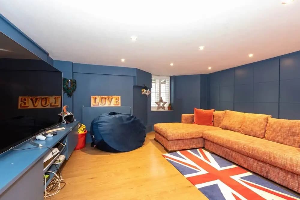 Gorgeous 4 Bedroom Family Home Next to Clapham Common - photo 17