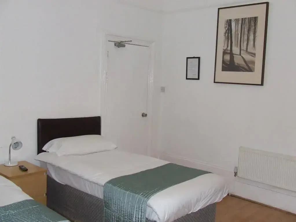 Cedars House Hotel - photo 2