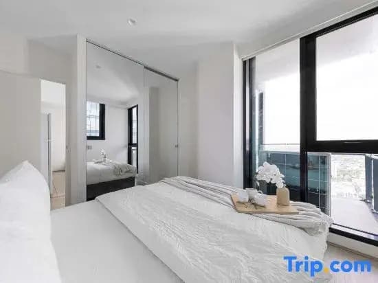 Spacious 2BR City Apt, Panoramic Views & Parking - photo 1