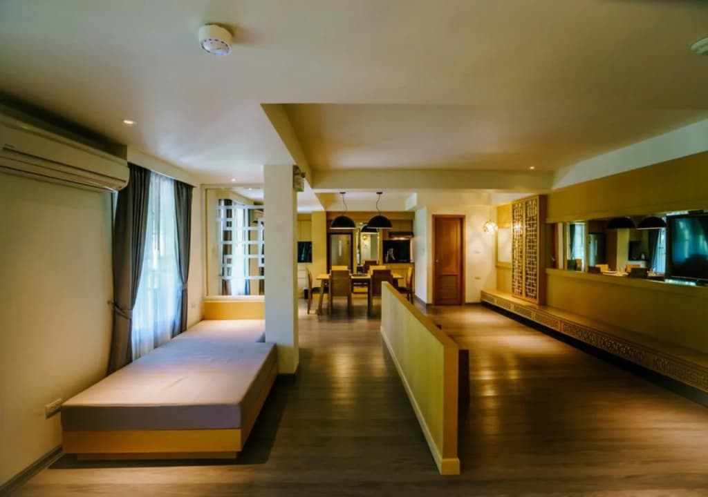 Moon Dragon Hotel - photo 2