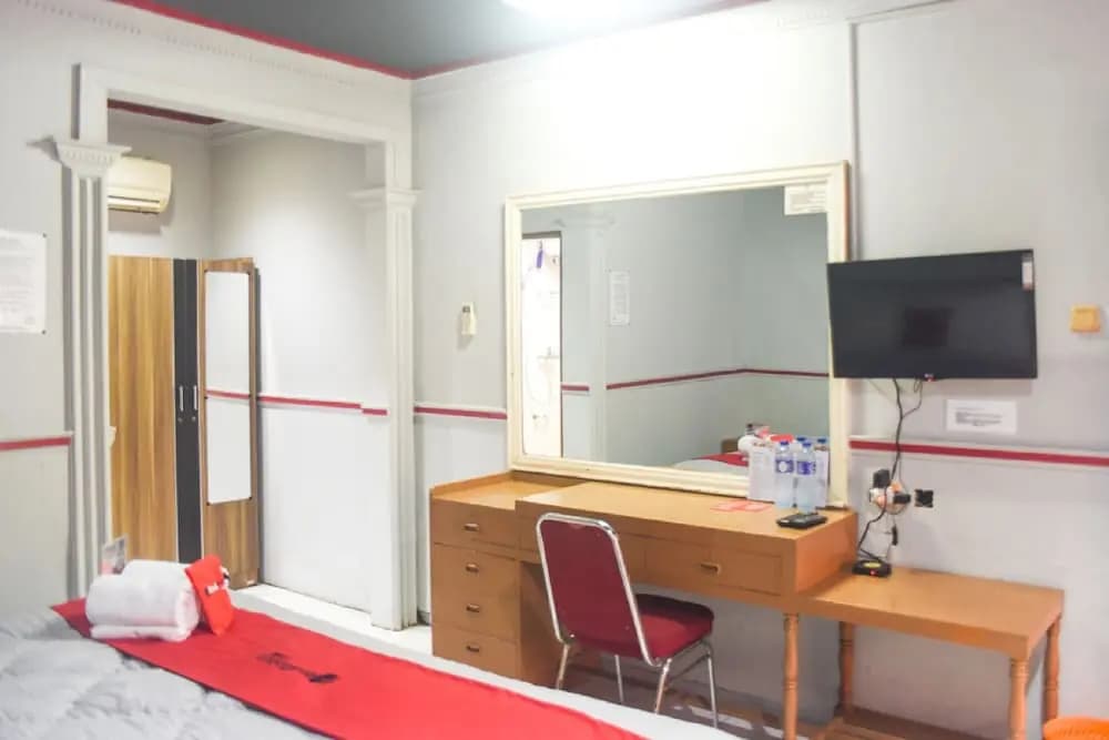 RedDoorz Plus near RSCM Jakarta - photo 6