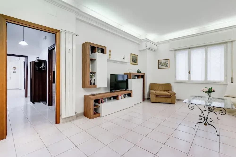 Cozy 2-Bedroom Flat with Balcony - photo 11