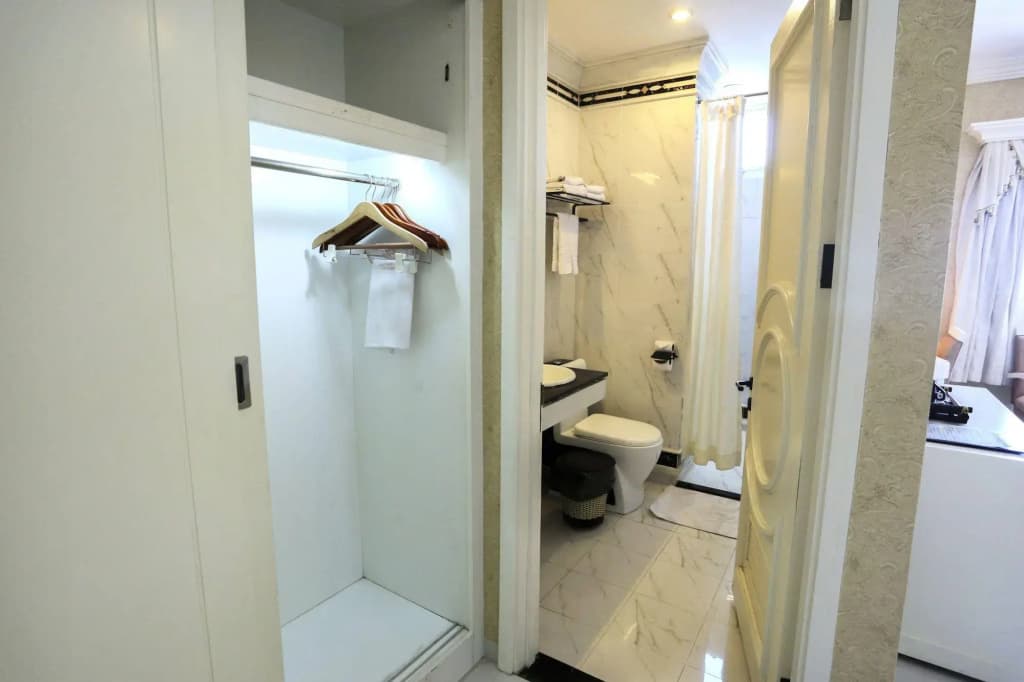 Seventeen Saloon Hotel - photo 10