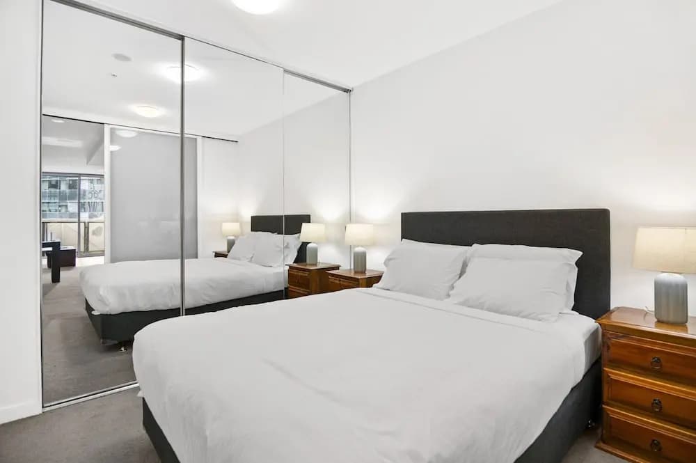 1BR Docklands Walk to Marvel Stadium + Balcony - photo 1