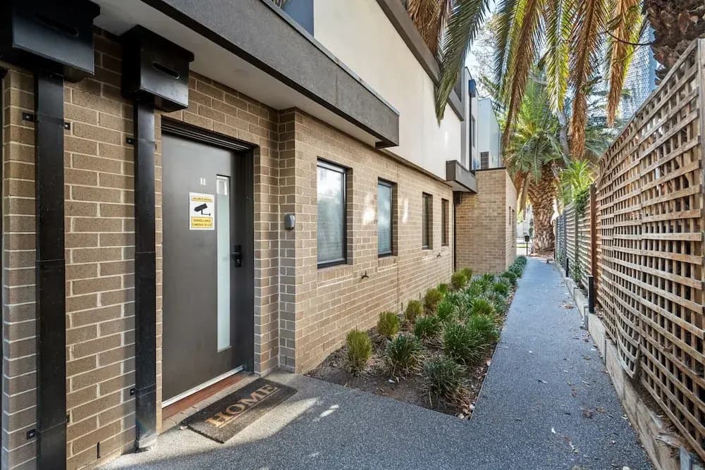 Comfortable 2BR Retreat With Balcony & Parking - photo 8