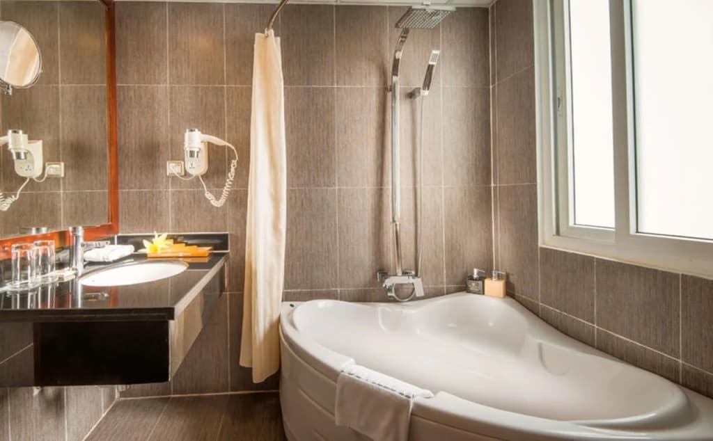 May De Ville Corner Hotel - photo 8