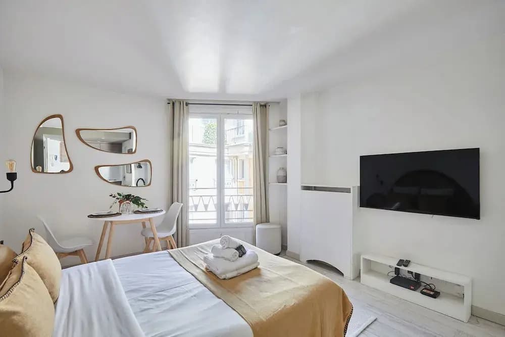 22 m2 Studio Located on the 6th Floor With Elevator: - 1 Bedroom With 140 cm Double bed - Television, Wifi - Equipped Kitchen - 1 Bathroom With Shower and 1 Toilet The Cleaning fee Includes - photo 3