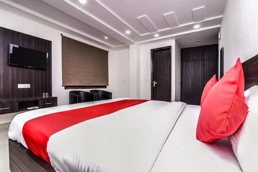 OYO 24236 Q Hotel - photo 2